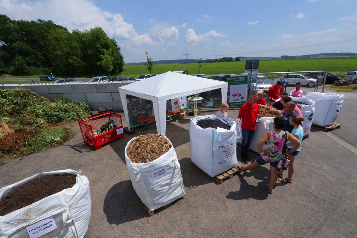Der Infostand „Biomassezentrum Buchen“ informiert über Kompost, Nährhumus und Pflanzenkohle