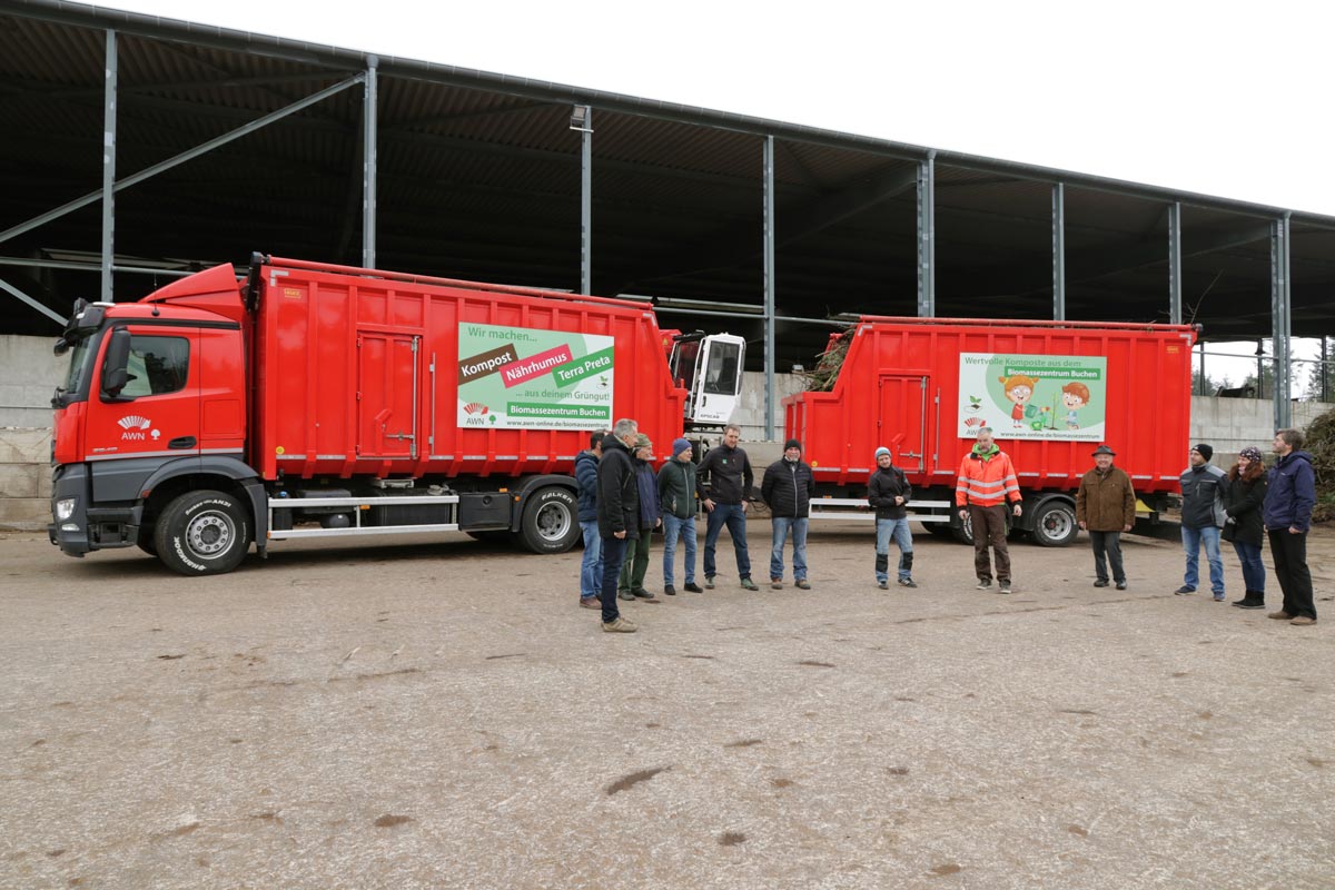 Landwirte von Bioland e. V. waren zu Gast im Biomassezentrum der AWN in Buchen. Das Sammelfahrzeug mit Ladekran für Grüngutplätze im Neckar-Odenwald-Kreis fand großes Interesse.  	