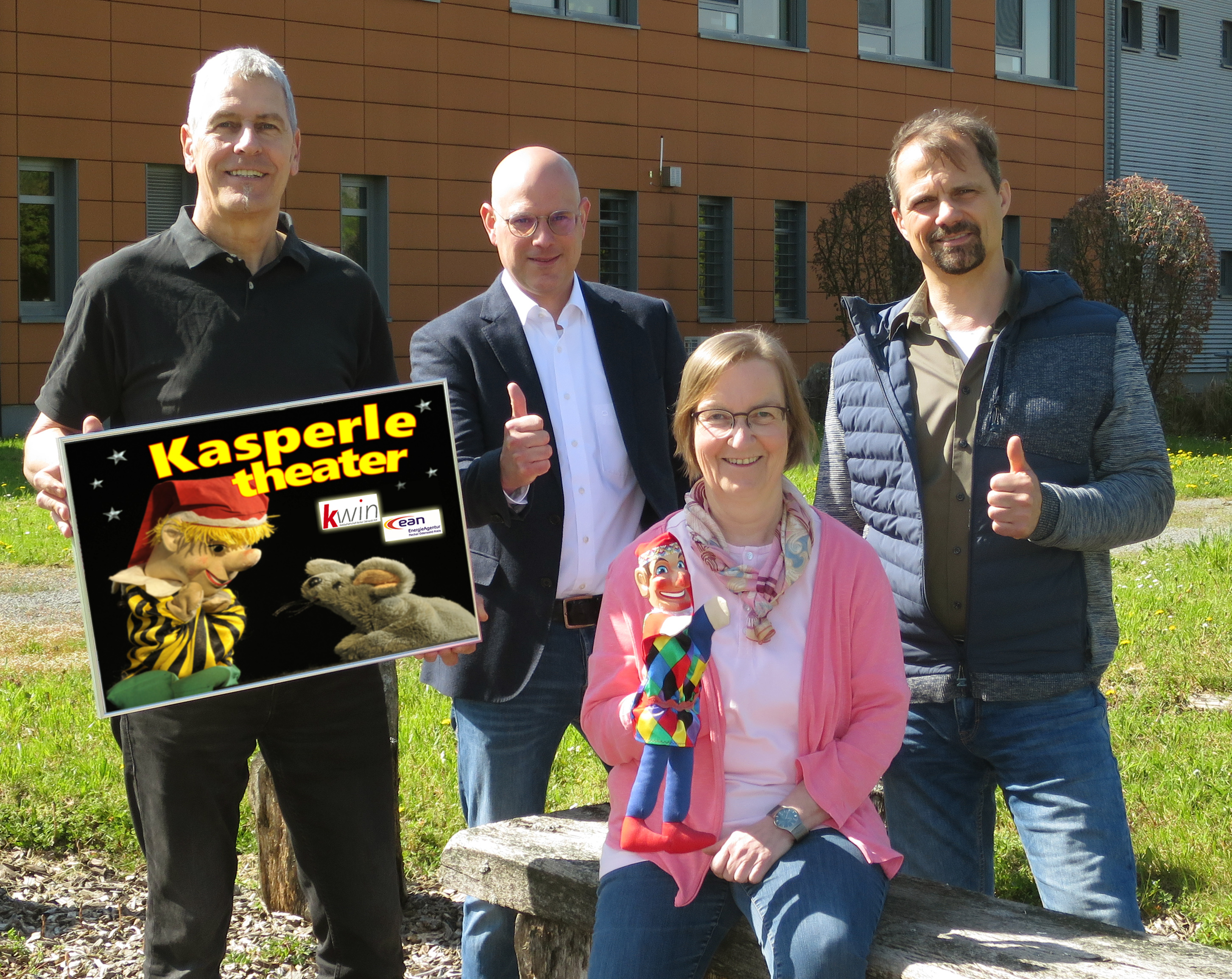 Die Energieagentur Neckar-Odenwald-Kreis EAN und KWiN gehen mit einem Umweltbildungspro-gramm für Kinder „on Tour“. Darüber freuen sich (von links) Wolfgang Muschter, Vorstand Sebastian Damm und Susanne Wirtz von der KWiN und Uwe Ristl von der EAN. Foto: Martin Hahn
