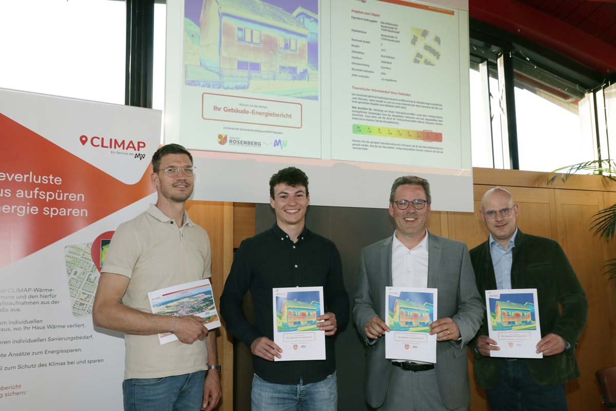Für Rosenberg wurde eine Wärmelandkarte erstellt, Hausbesitzer können nun einen kostenpflichtigen individuellen Energiebericht anfordern. Die Vorstellung fand im Rahmen einer Informationsveranstaltung im Rathaus statt. Die Projektbeteiligen sind (von links) Simon Gans, Programmleiter digitale Stadtentwicklung und Projektingenieur Nico Reffert von der MVV-Regioplan Mannheim, Bürgermeister Ralph Matousek und KWiN-Vorstand Sebastian Damm.  Foto: Martin Hahn 