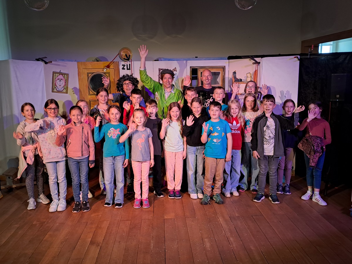 So wie in der Winterhauch-Grundschule in Waldbrunn freuen sich Kinder im ganzen Landkreis über die kostenlosen Angebote der Umwelt-Bildungsoffensive von der Energieagentur (EAN) und der Kreislaufwirtschaft Neckar-Odenwald (KWiN).
