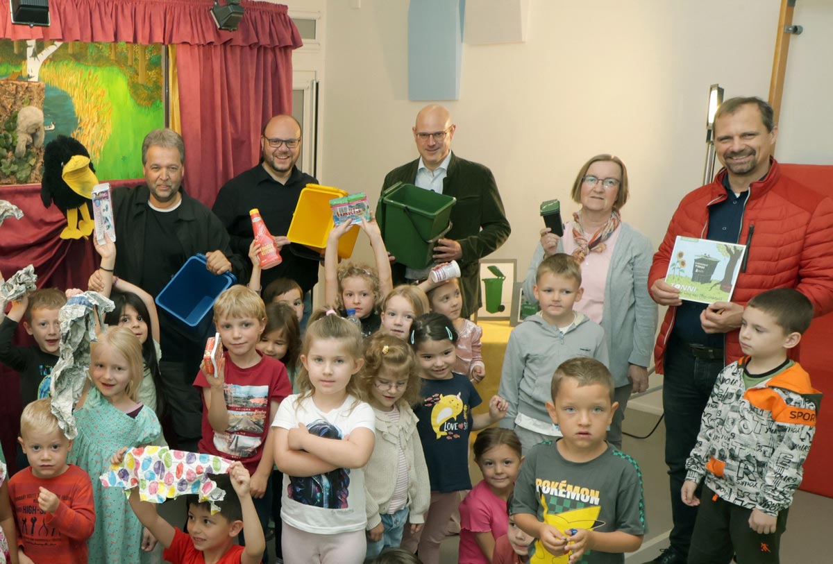 Erfolgreicher Abschluss der Bildungsoffensive 2024 von EAN und KWiN im Walldürner Kindergarten St. Marien: Andreas Knab von der gleichnamigen Theaterbühne, Bürgermeister Meikel Dörr, KWiN-Vorstand Sebastian Damm, Susanne Wirtz von der KWiN-Umweltbildung, Uwe Ristl von der EAN mit den Kindergartenkindern.