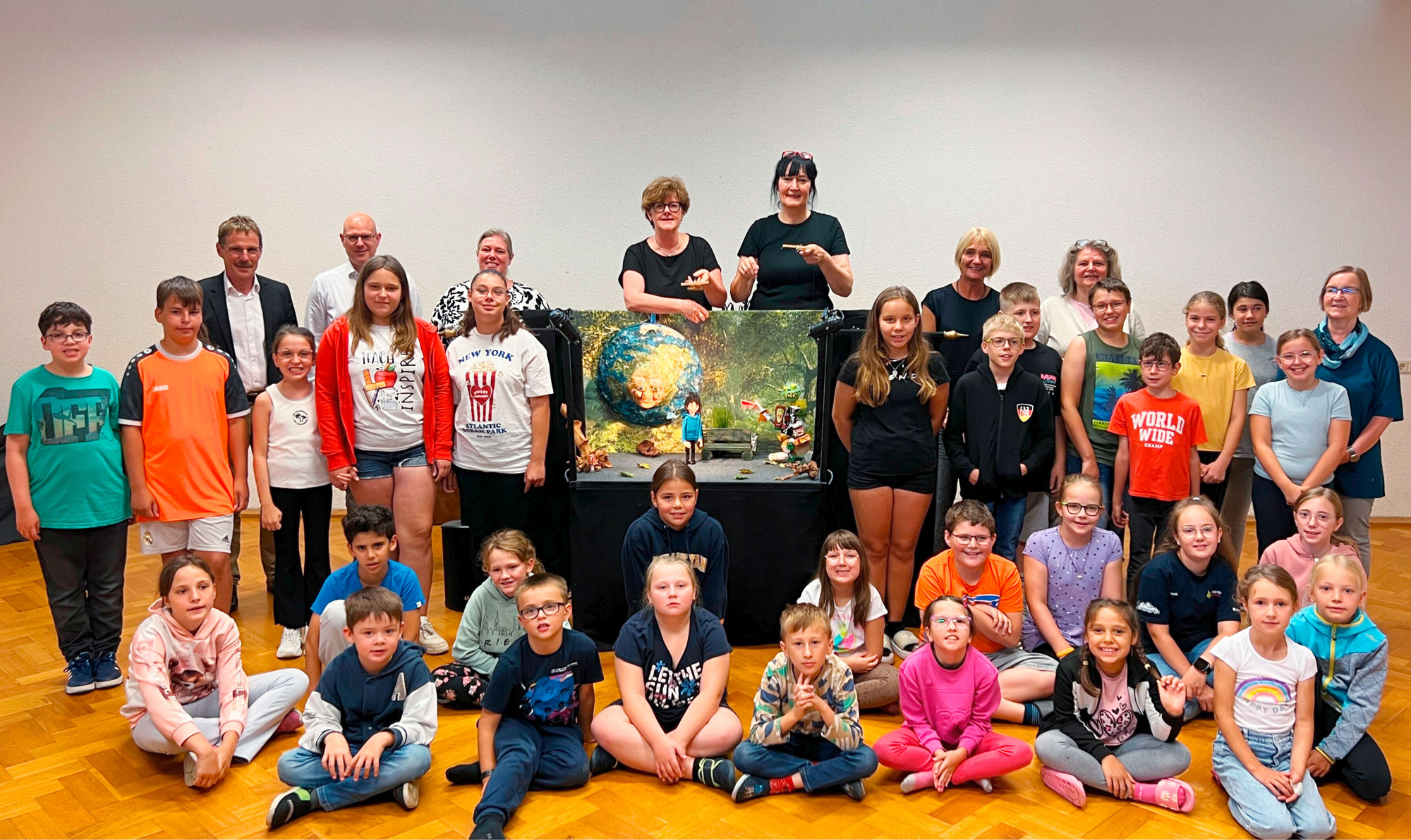 Viele Kinder beim Puppentheater