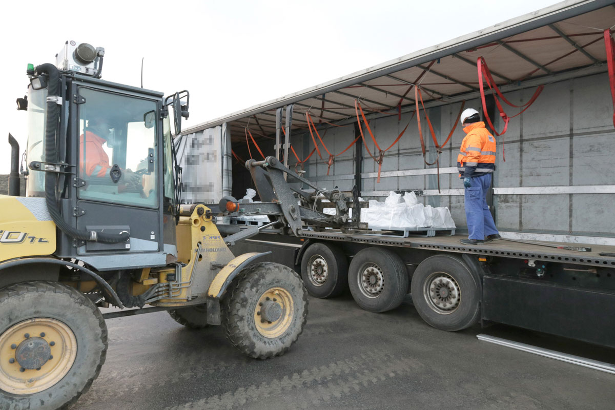 Die Anlieferung von spezifisch freigegebenen konventionellen Abfällen erfolgt mit LKW in staubdichten Bigbags.