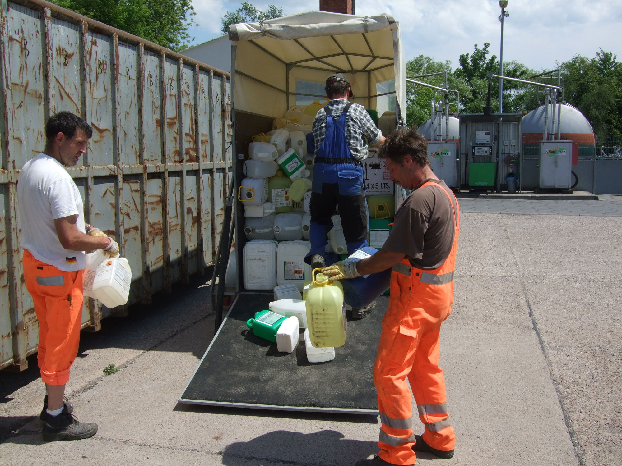 Arbeiter bei der Entsorgung von Pflanzenschutz-Verpackungen