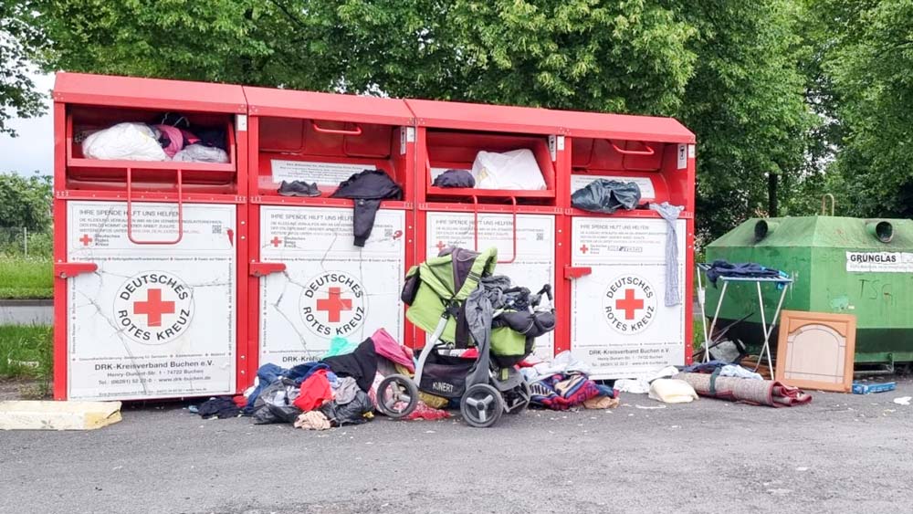 Überfüllte Altkleidercontainer 